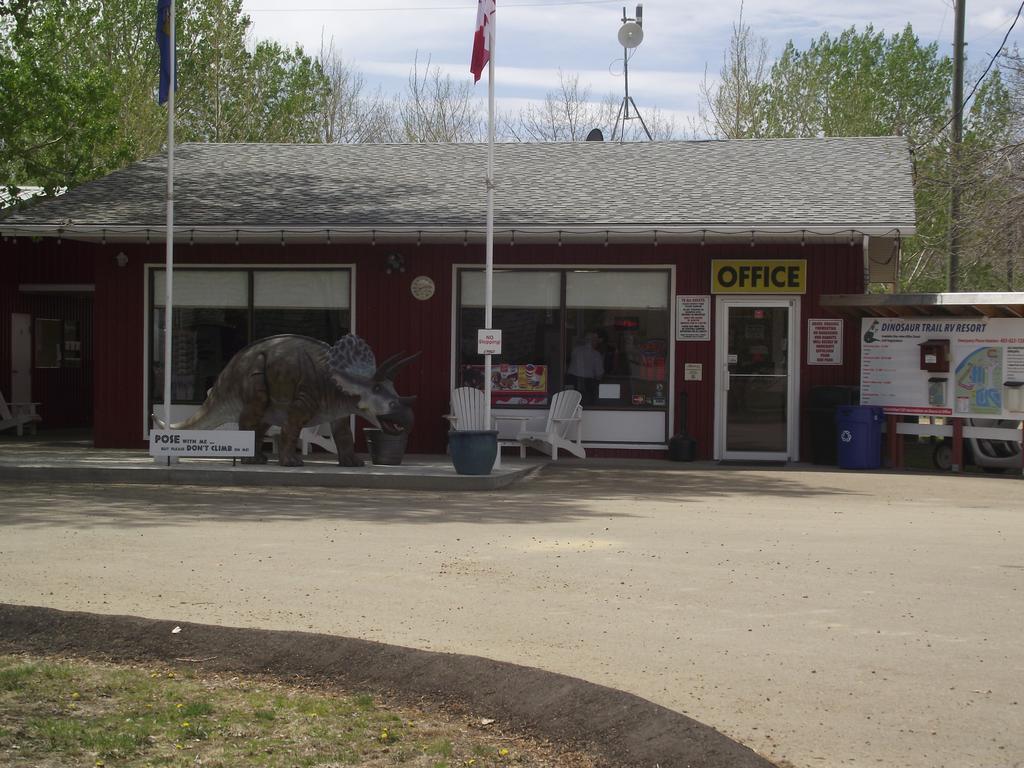 Dinosaur Trail Rv Resort & Cabins Drumheller Exterior foto